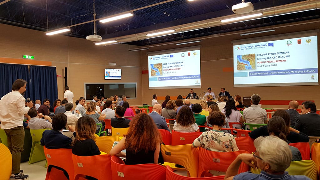 برگزاری سمینار هم برای کسب و کارها و هم برای مجامع علمی یک روش خوب برای آموزش است. 