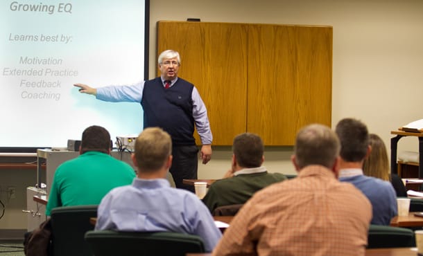 مدیریت سمینار با ایجاد یک فضای پویا و مشارکت اعضا بسیار راحت است.